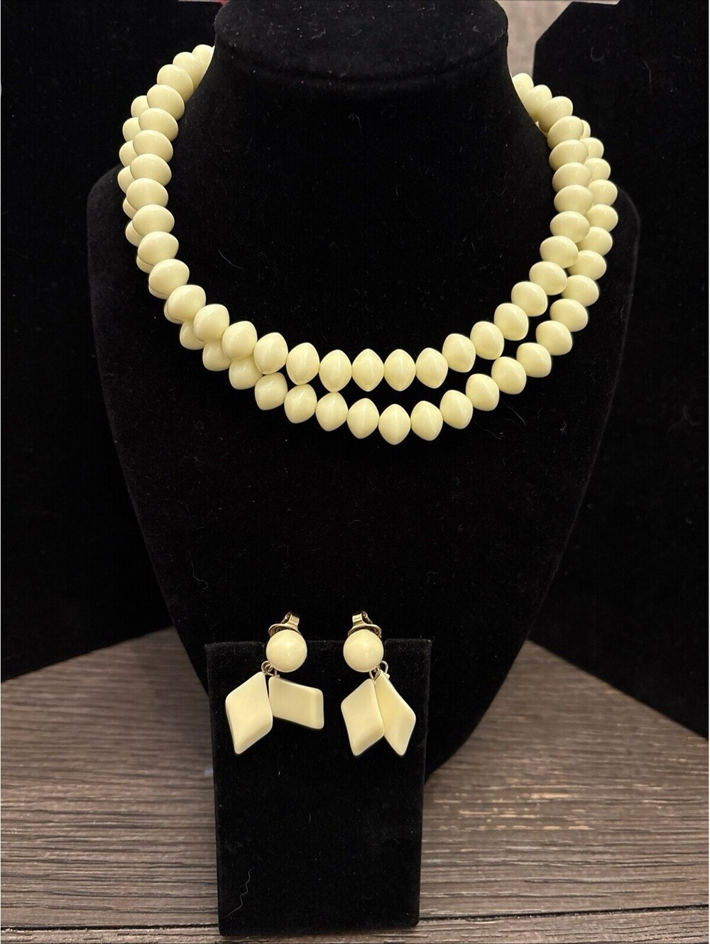 Vintage Signed TRIFARI Yellow Lucite Bead Necklace & Clipon Earrings   NICE!